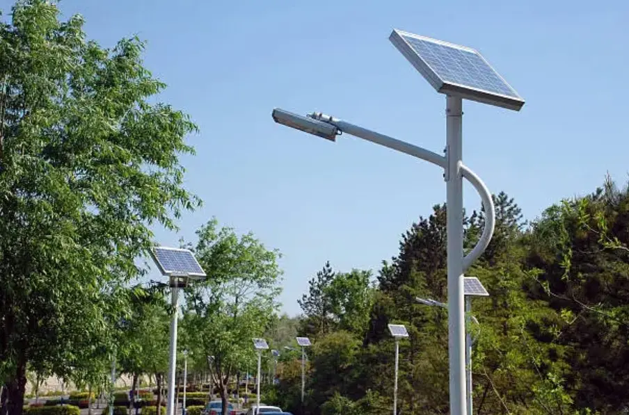 The Effect of Solar Panel Mounted Street Lights on the Reduction of Urban Energy Expenditure
