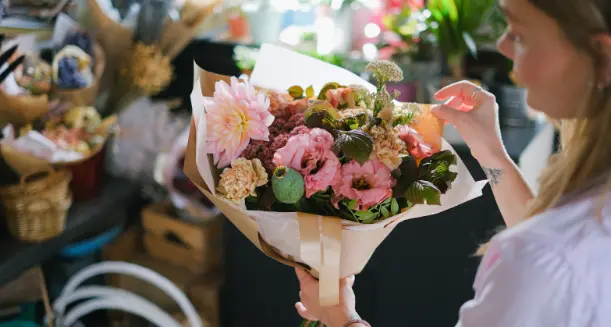 Choosing the Perfect Seasonal Bouquet for Gifting